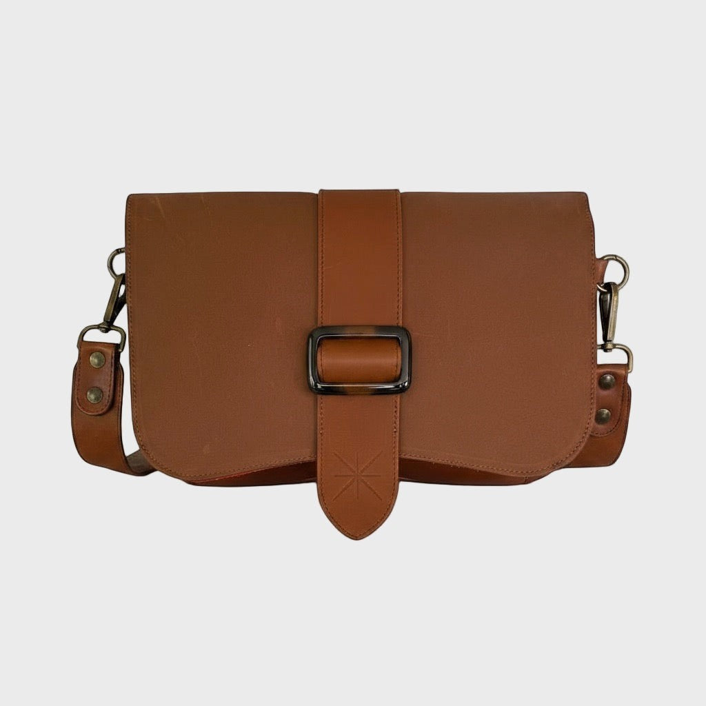 La Stella Rabat Baby Thara en cuir bimatière marron glacé avec boucle en résine et détails dorés.