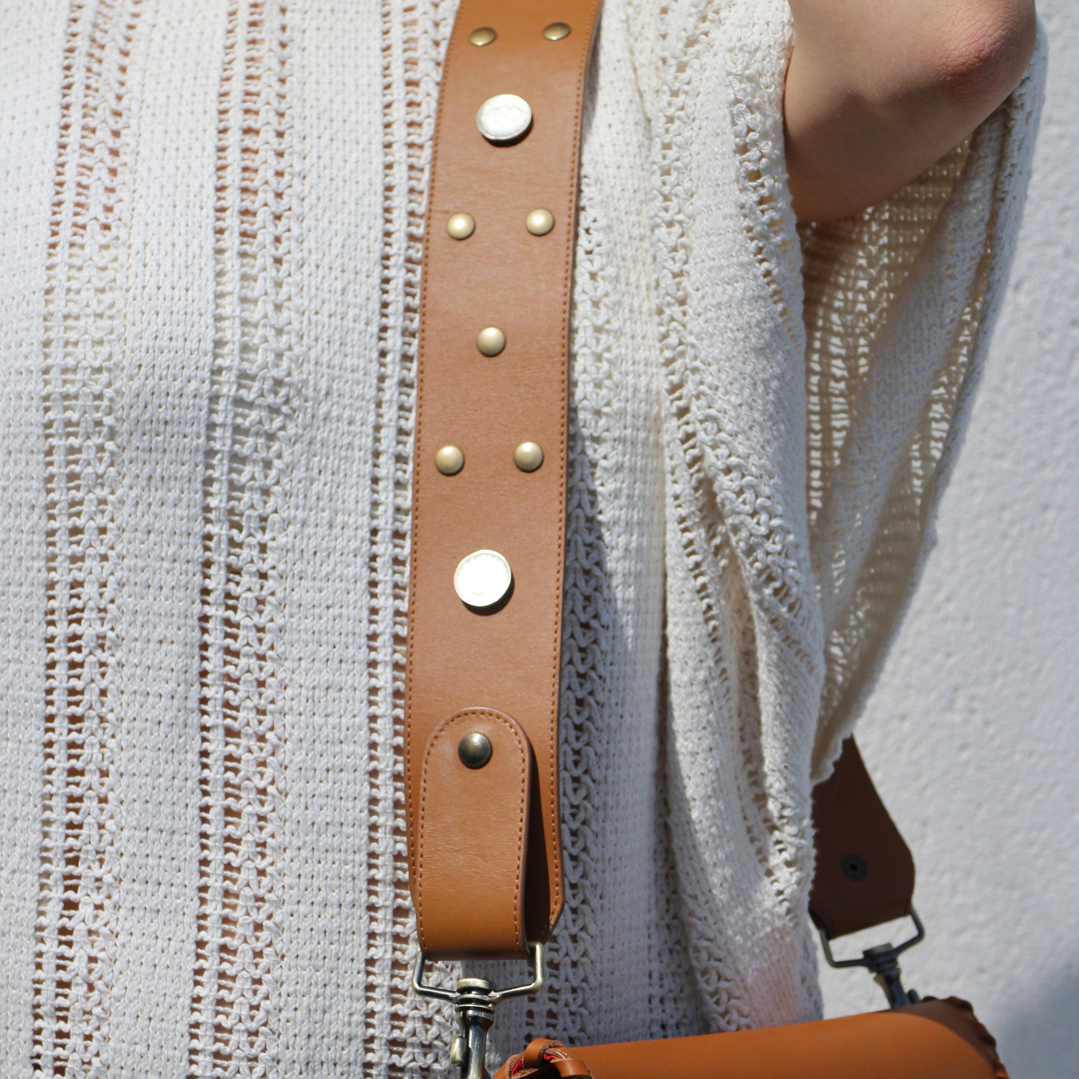 BANDOULIÈRE LARGE CLOUTÉE CUIR CAMEL